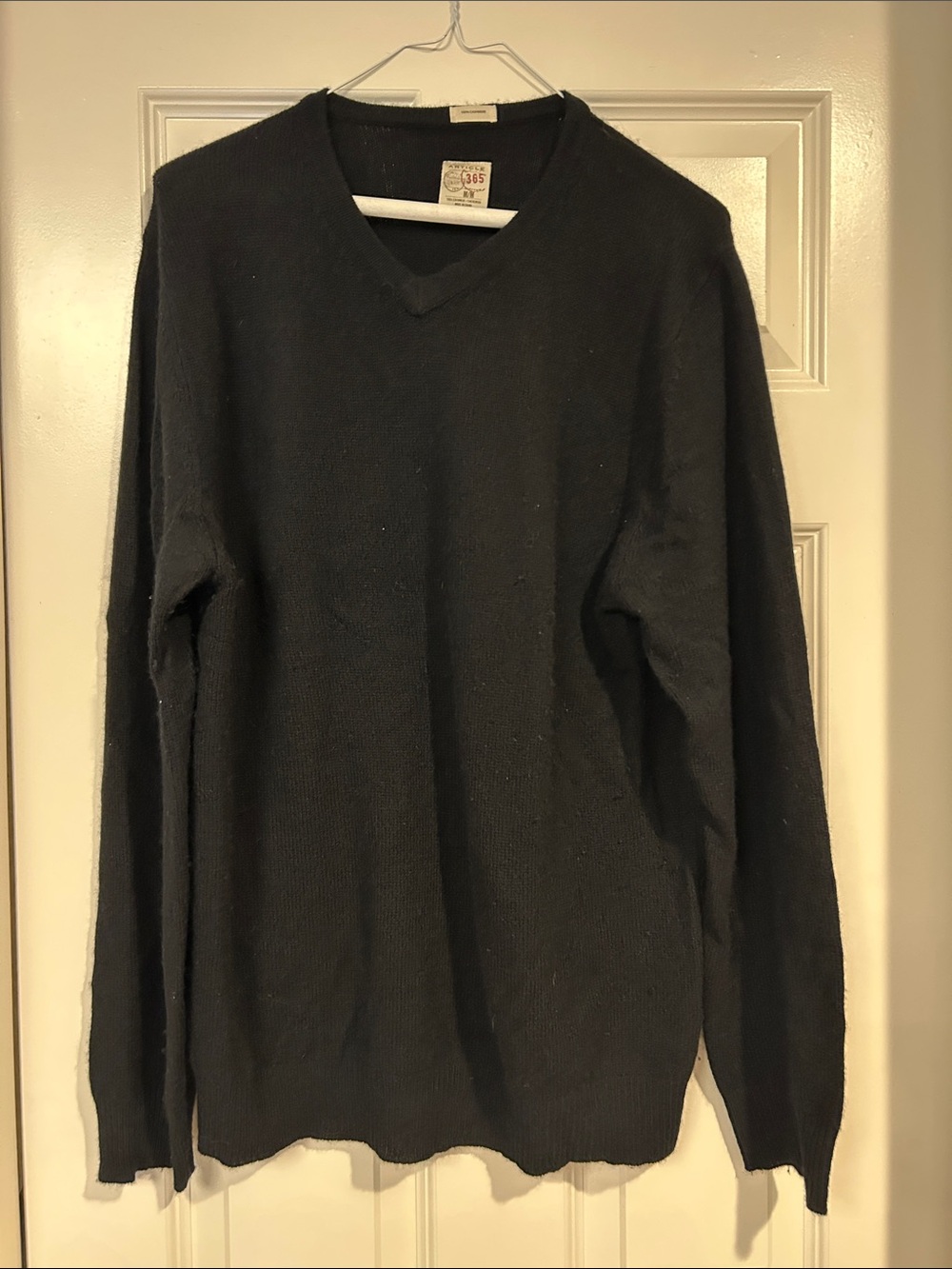 Article Men's Black V-Neck Cashmere Sweater